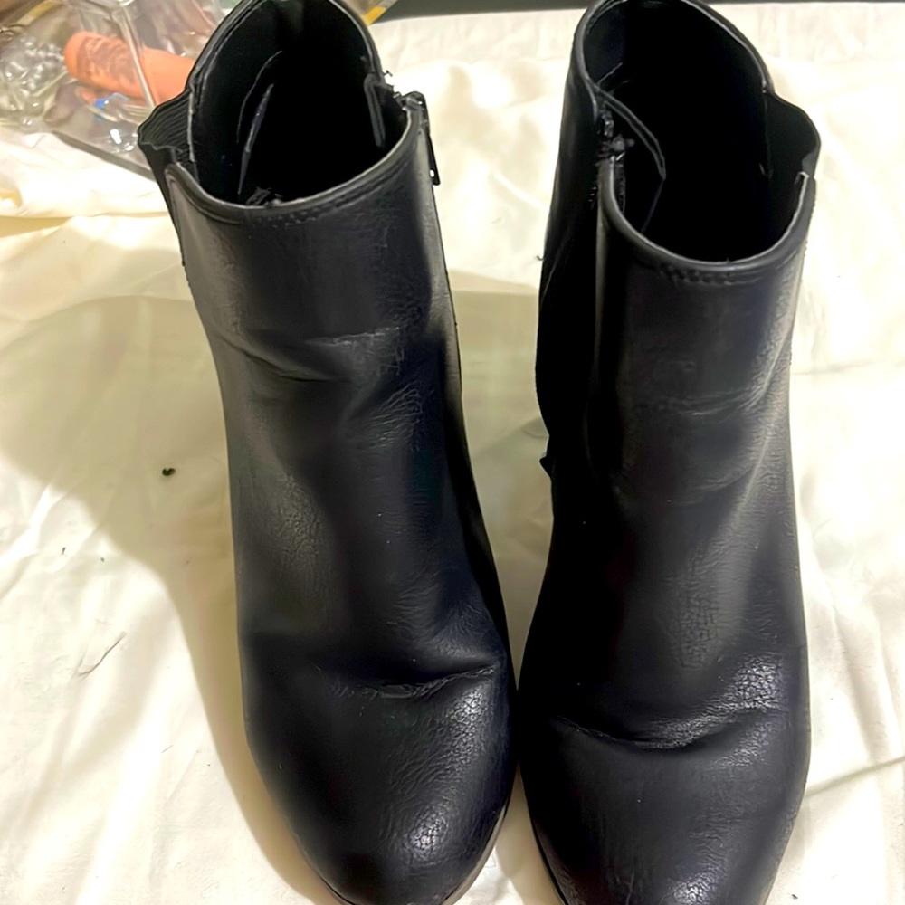 Fergalicious boots size 6 as you can see in the pictures